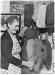 mlie Chamard pose avec de la laine pour une journaliste du Family Herald and Weekly Star