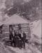 Groupe de gens  une cabane prs de Caribou Brook (1960)