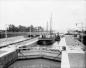 Barge et son remorqueur  l'cluse numro 5 du canal de Soulanges